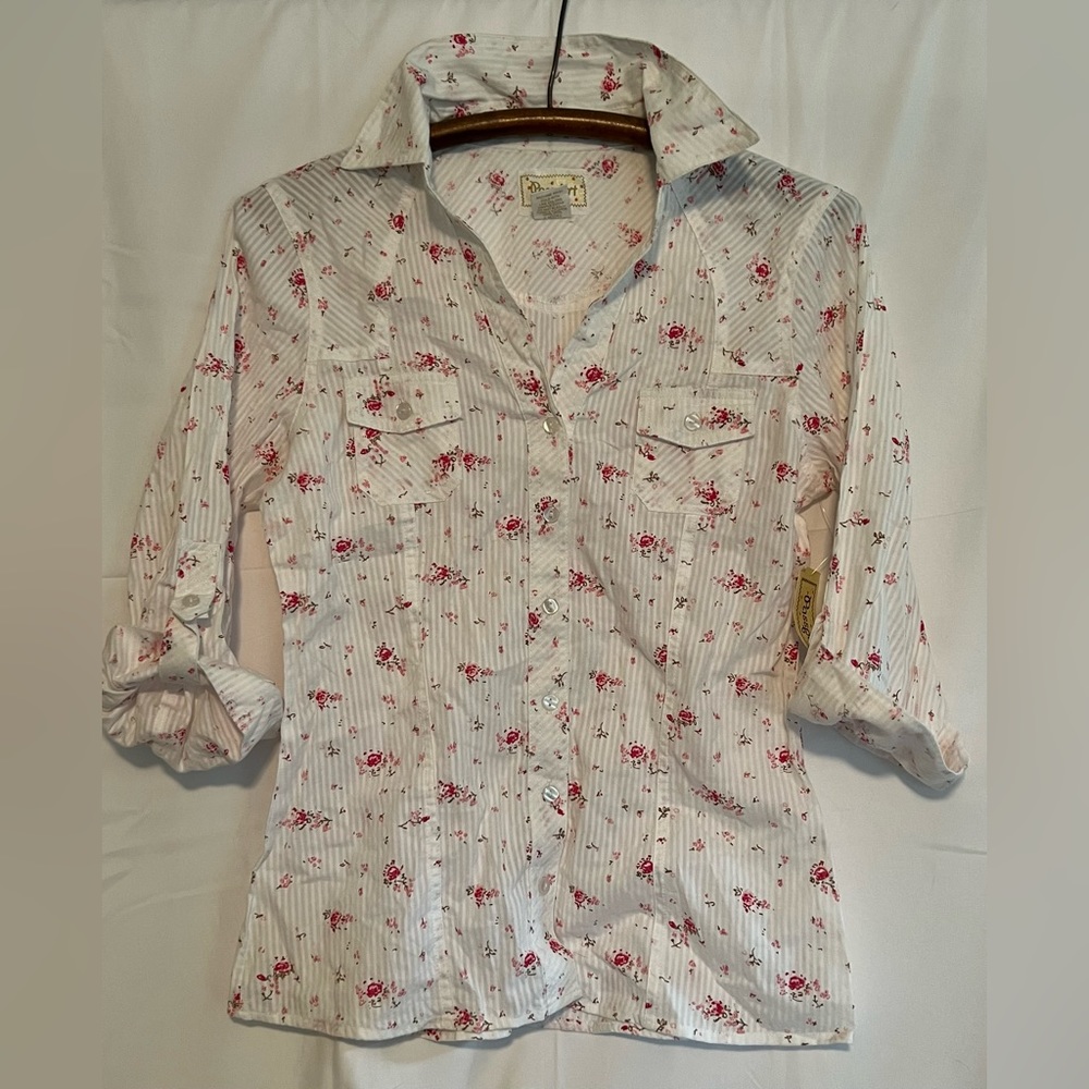 Passport blouse size M, small pink flowers, two front pockets and roll up sleeve